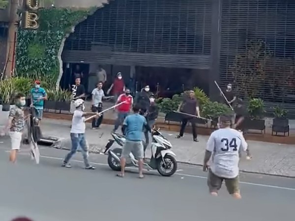 Lời khai của các đối tượng cầm mã tấu hỗn chiến như trong phim ở TP HCM