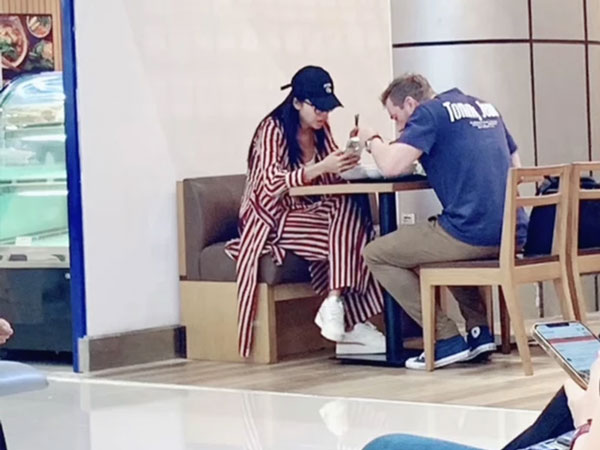 Hậu tin đồn tan vỡ, Minh Tú bị 'tóm gọn' khoảnh khắc tình tứ bên bạn trai Tây