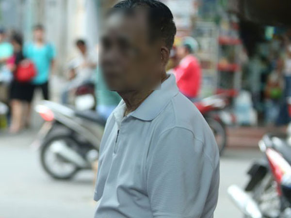 Mẹ qua đời, bố mất trí nhưng ngày nào cũng nhớ diện đồ đẹp đi tìm vợ, câu chuyện sau đó khiến nhiều người không cầm được nước mắt