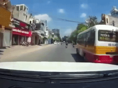 Thót tim clip ô tô bán tải vượt ẩu, sau tai nạn còn nhấn ga bỏ chạy gây bức xúc