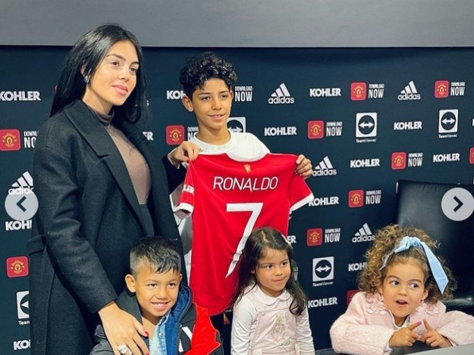 Con trai Ronaldo ký hợp đồng với MU, được trao áo số 7 huyền thoại