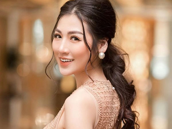 Á hậu Tú Anh nhiễm Covid-19 đúng ngày Vía thần tài