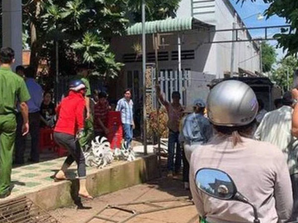 Nguyên nhân bé trai tử vong trong tư thế quỳ gối ở cầu thang