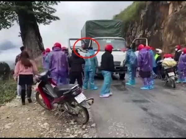 Tạm giữ 1 người trong nhóm phượt hành hung tài xế ở Hà Giang