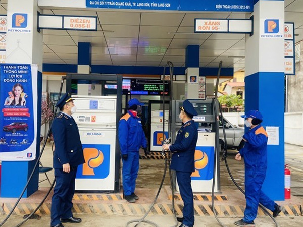 Nhà nước nói 'găm hàng tăng giá', nhà buôn cãi 'có xăng đâu mà găm'
