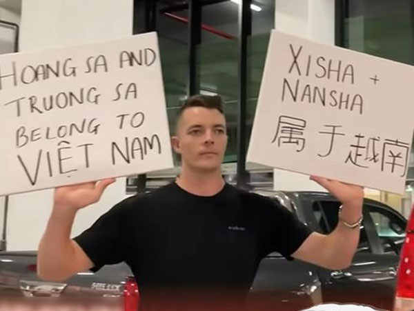 Thanh niên Úc Việt 'chơi lớn', cầm biển tuyên bố Trường Sa, Hoàng Sa là của Việt Nam đi khắp Trung Quốc