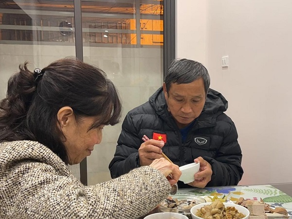 Học trò diễu hành, HLV Mai Đức Chung và vợ ăn canh măng chân giò sau 2 tháng xa nhau