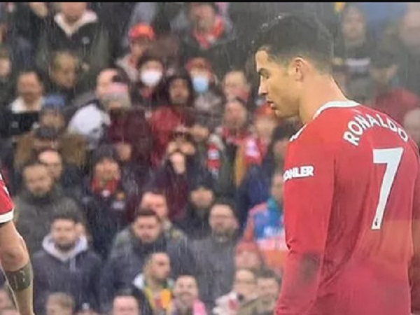 Ronaldo có biểu cảm lạ sau khi MU bị Southampton gỡ hòa
