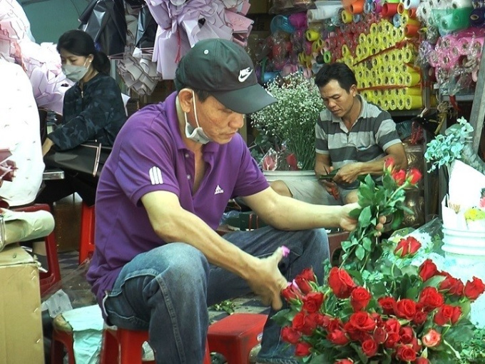 Valentine cận kề, hoa hồng tăng giá gấp 3-4 lần, thay đổi từng ngày