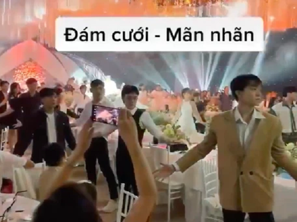 Đang ăn cưới, dàn khách mời bỗng có hành động khiến cả hội trường choáng váng