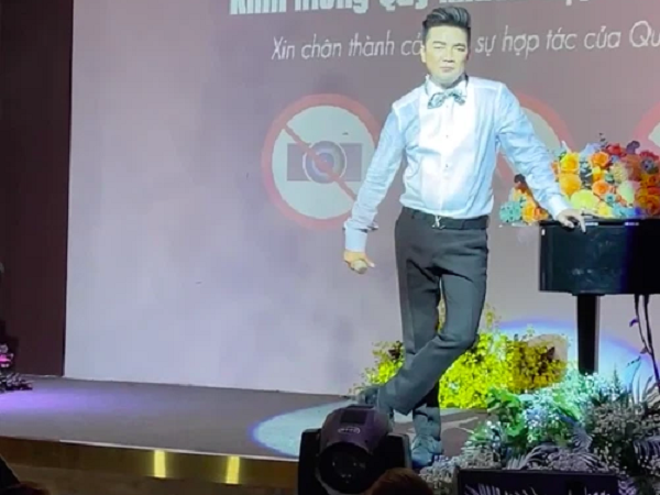 Nữ CEO đại gia bỏ về dù đã đến phòng trà, Đàm Vĩnh Hưng lên tiếng vì 'cái ồn ào đáng yêu'