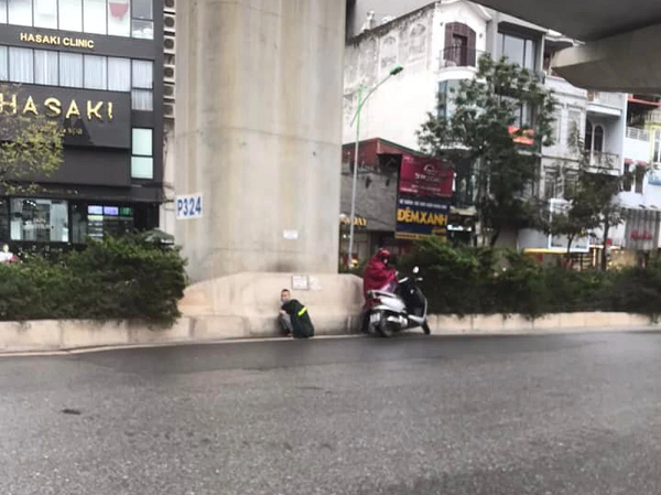 Dừng xe giữa phố Hà Nội, thanh niên có hành động khiến nhiều người tranh cãi