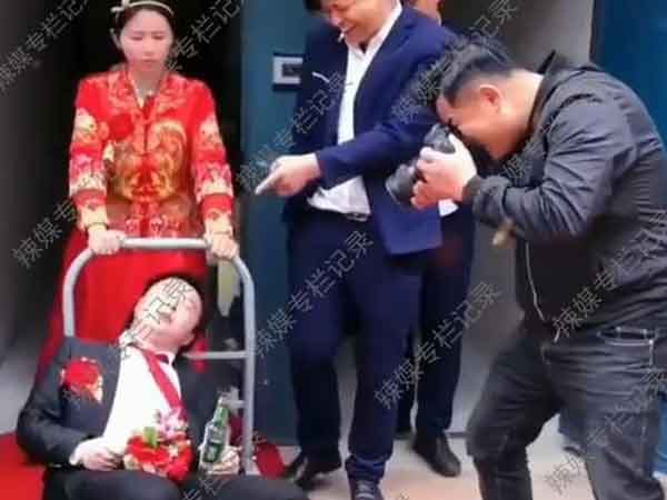 Trong ngày trọng đại mà chú rể uống say như chết, phản ứng của cô dâu khiến dân mạng 'tròn mắt'