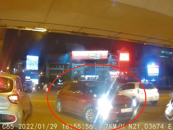 Nữ tài xế lỡ đi ô tô ngược chiều vào làn dừng đèn đỏ