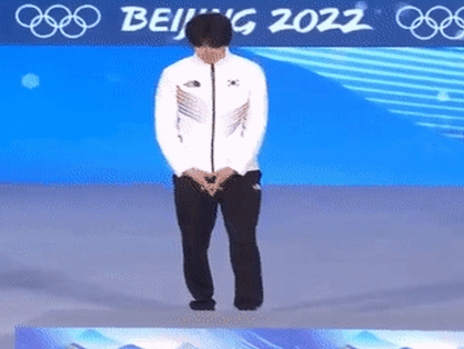 VĐV Hàn Quốc có hành động lạ khi nhận giải tại Olympic Bắc Kinh, cộng đồng mạng Trung Quốc lập tức sôi sục