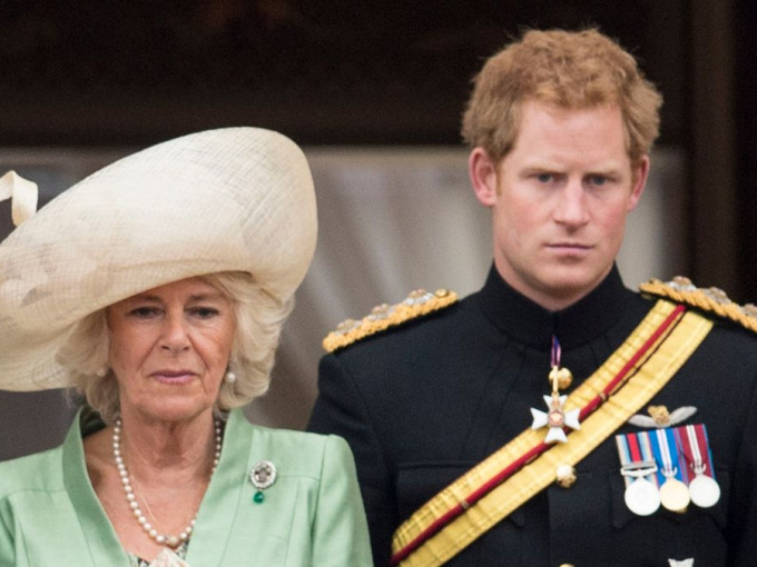 Harry viết tự truyện nhắm mục tiêu vào 'mẹ kế' Camilla, hứa hẹn sẽ khiến Hoàng gia Anh rung chuyển