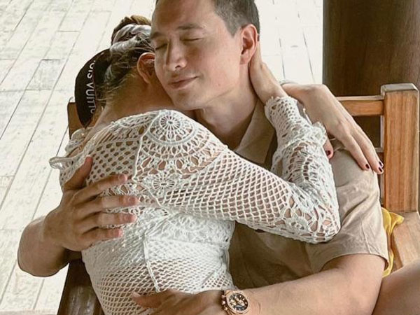 Hà Hồ nhận quà Valentine của Kim Lý trong lúc tắm cho hai con, mở xem còn choáng gấp bội