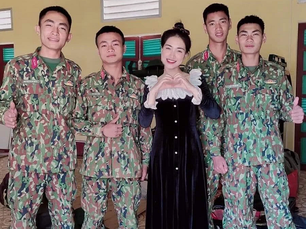 Lộ ảnh Hòa Minzy và dàn chiến sĩ Sao Nhập Ngũ 2022, dân mạng hóng ngày lên sóng
