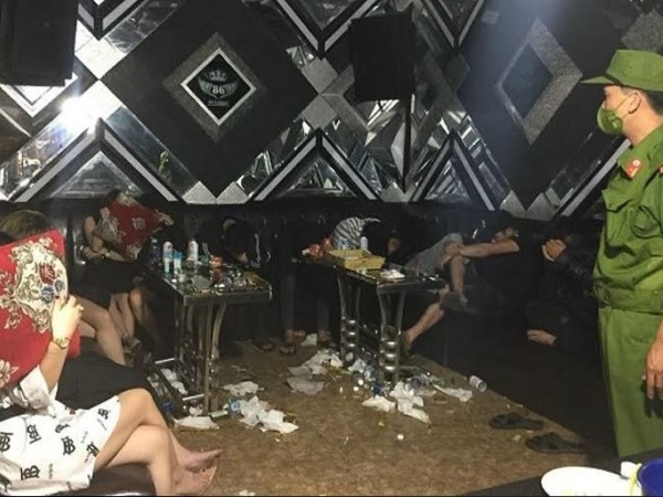 40 nam, nữ phê ma túy trong quán karaoke
