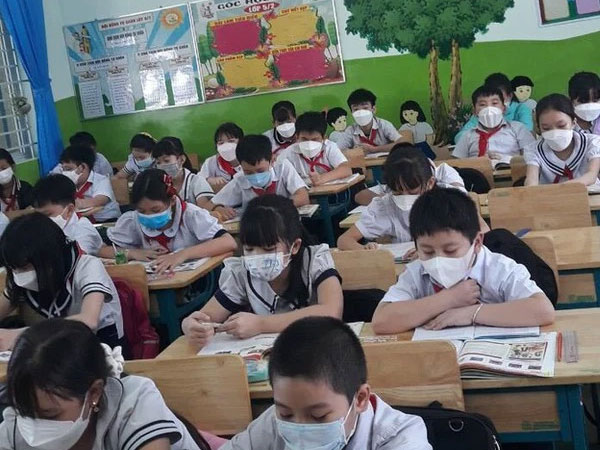 Test nhanh COVID-19 cho học sinh trở lại trường, phát hiện 1.300 trường hợp dương tính