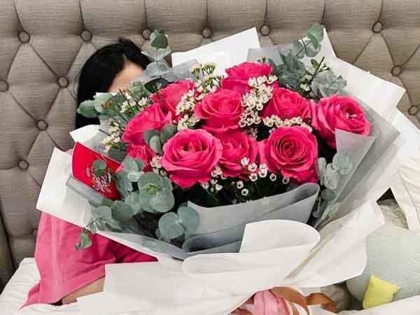 Hot girl Việt trong ngày Lễ tình nhân (14/2): Chi Pu hẹn đi ăn với người đặc biệt; Em gái Quang Vinh được tặng bó hoa cỡ lớn