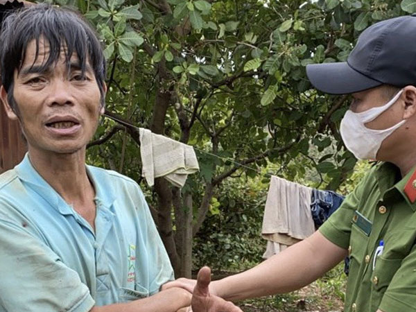 Án mạng đau lòng: Con trai hoang tưởng dùng cây đánh chết mẹ ruột