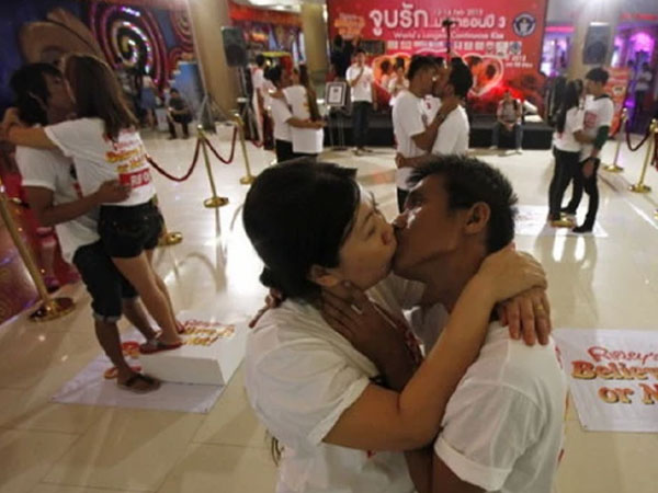 Lo Valentine khiến Covid-19 tăng vọt, Thái Lan kêu gọi các cặp đôi đeo khẩu trang khi quan hệ tình dục