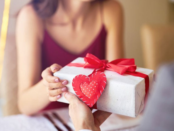 Nhìn món quà Valentine bạn gái tặng mà tôi sợ đến tái mặt