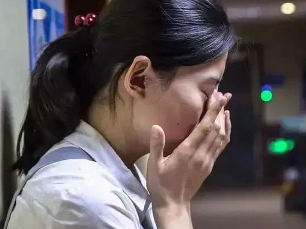 Cô gái mới 26 tuổi đã bị suy thận giai đoạn cuối, phải lọc máu suốt 3 năm vì 2 thói quen thường ngày mà nhiều người Việt mắc phải