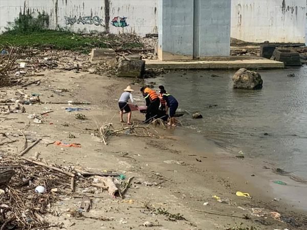 Dừng tìm kiếm người tự tử để can ngăn một phụ nữ định nhảy cầu