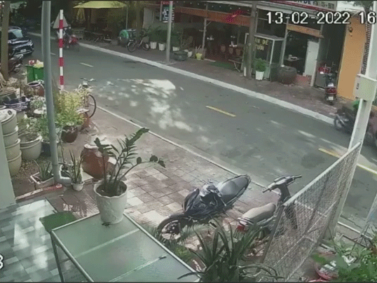 Clip: Bố để quên chìa khóa trên xe điện, con lái xe đâm 2 người trọng thương