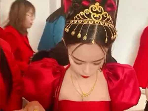 Cô gái lên xe hoa sau 20 ngày yêu, bộ trang sức cô đeo trong ngày cưới gây chú ý
