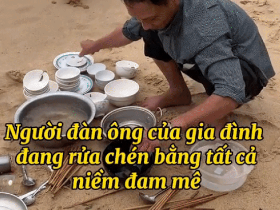 Mang hẳn mâm bát ra biển rửa và cái kết 'để sóng cuốn trôi' khiến dân mạng cười ná thở