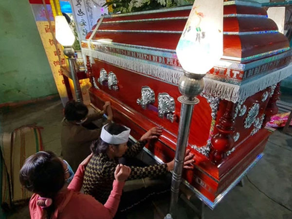 Đón con trai trở về nhà lần cuối cùng, cha mẹ nam sinh mất tích khi nhập học ngã quỵ trước nỗi đau thấu trời