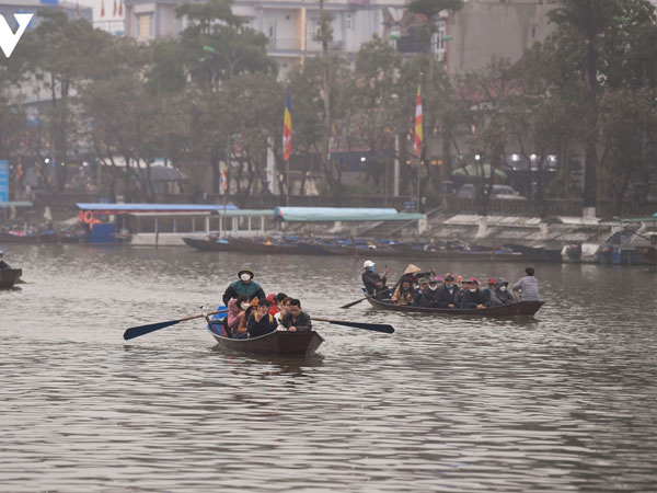 Chùa Hương ngày đầu mở cửa: Nhiều khách đi đò từ đêm 15/2
