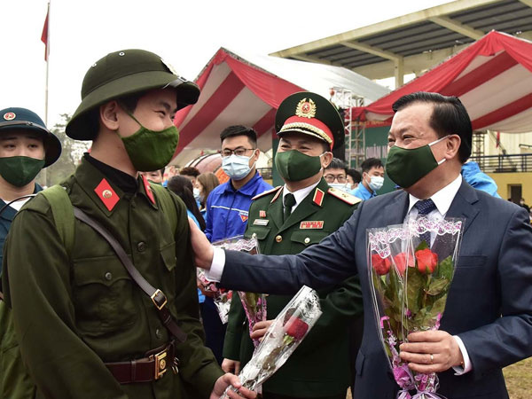 Bí thư, Chủ tịch Hà Nội tặng hoa tiễn tân binh lên đường nhập ngũ