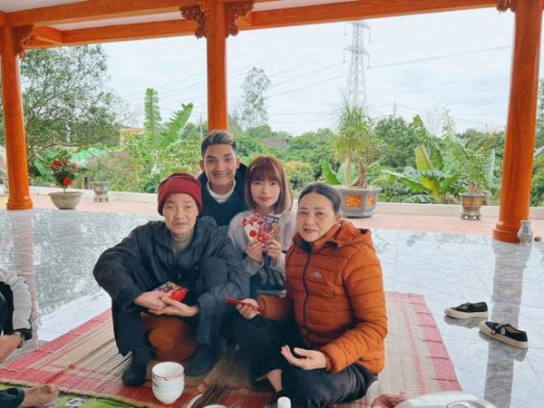 Từng bị cấm cản chuyện tình cảm giữa Mạc Văn Khoa và Vy Pumpe, mối quan hệ giữa mẹ chồng - con dâu giờ ra sao?