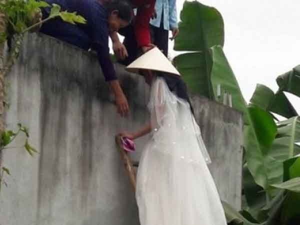 Nhà trai bắt trèo tường vào vì có bầu trước khi cưới, mẹ cô dâu sẵng giọng tuyên bố một câu khiến chú rể phải cuống lên giảng hòa
