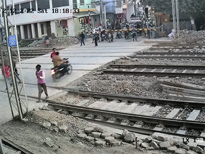 Người đàn ông 'bỏ của chạy lấy người' khi băng qua đường sắt