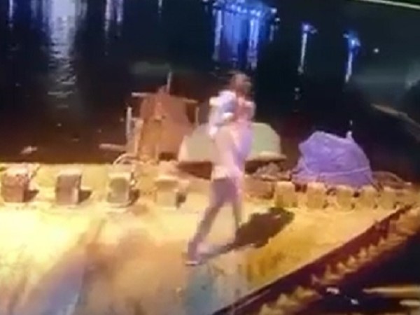 Tìm thấy thi thể bé gái 5 tuổi bị cha ném xuống sông sau khi cãi nhau với vợ
