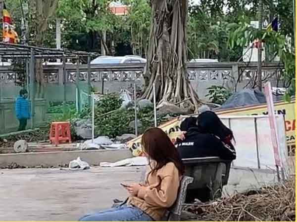 Phẫn nộ với cặp đôi thản nhiên có hành vi thân mật trong chùa, bất chấp xung quanh có trẻ con, dân tình mỉa mai: 'Thèm khát thế cơ à?'