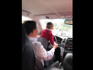 Cho em bé vài tháng tuổi ôm vô lăng vào cua gặp sự cố bất ngờ, tài xế bị chỉ trích dữ dội: 'Chán sống rồi thì để người khác sống với!'