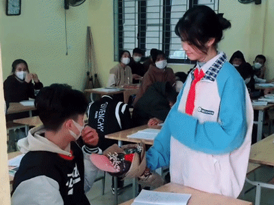 Nữ sinh ôm bó hoa tiến thẳng vào lớp tặng bạn nam, dân tình thích thú thi nhau 'đẩy thuyền'