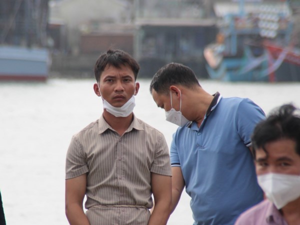 Thực nghiệm hiện trường vụ bé gái 5 tuổi bị cha ném xuống sông