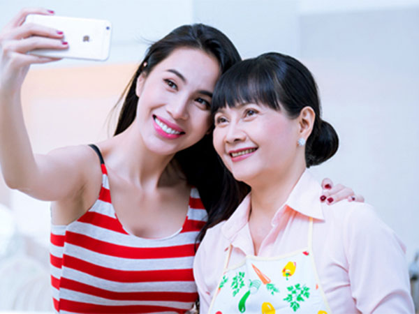 Giữa lúc con gái vướng lùm xùm bị hàng xóm đồng loạt khởi kiện, mẹ ruột Thủy Tiên gửi lời động viên và thể hiện sự tin tưởng tuyệt đối
