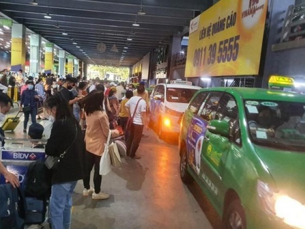 Nguyên nhân gây thiếu xe, loạn giá ở sân bay Tân Sơn Nhất