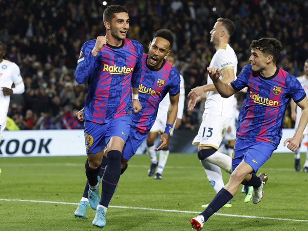 Torres vừa ghi bàn vừa làm tội đồ khiến Barca hòa Napoli