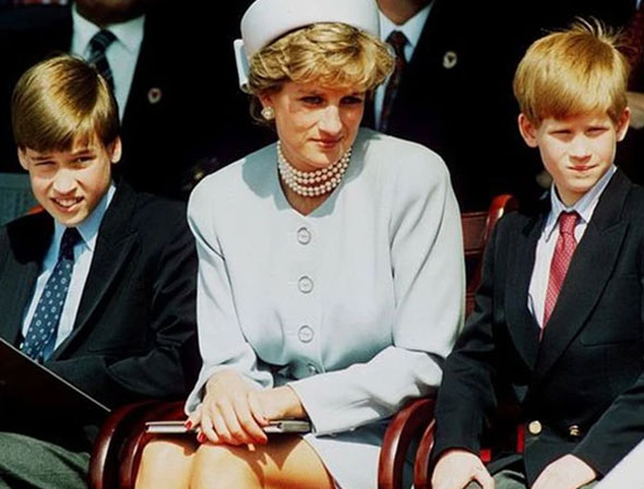 Một năm trước lúc Công nương Diana qua đời, Hoàng tử William nói ra lời hứa khiến bà rơi nước mắt