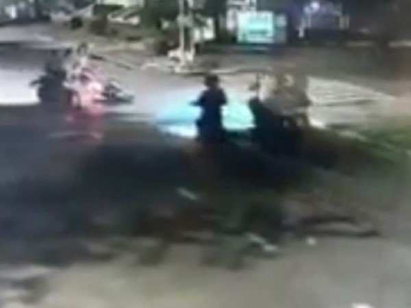 Đi về khuya, 2 cô gái bị 6 thanh niên dàn cảnh chặn đầu, cướp xe máy