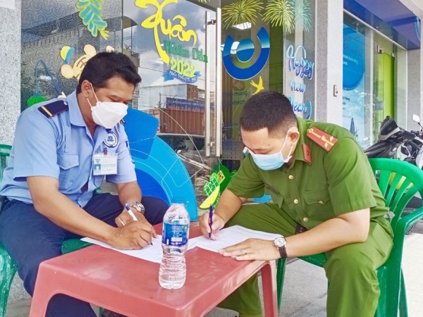 Nữ nhân viên ngân hàng bấm chuông khẩn cấp, tên cướp vội phi xe tẩu thoát